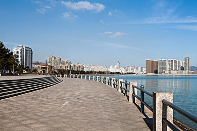 两个老外插我,外籍游客景区插队，引发游客热议-3