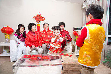 被两老头疯狂添高潮口述,神秘冒险游戏引热议，勇闯宝藏挑战极限-1