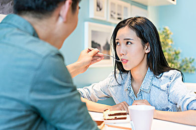 在办公室里揉护士的胸,医院员工不当接触护士，职业道德教育再加强-1