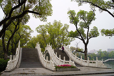 上课被同桌强行摸下面小黄文,游戏风波：校园模拟游戏引争议，公司紧急整改-2