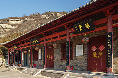老师黑色双开真丝旗袍恩施,校园旗袍惊艳，教师时尚新潮流-3