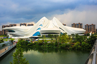 爆乳二区,都市新地标：时尚美食娱乐集聚地-2