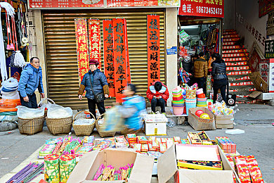 Evenlyn被多个黑人,街头围攻事件引关注，种族歧视问题待解-3