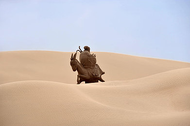 情侣之间挤牛奶是什么意思,情侣奇趣互动：挤牛奶背后的情感密码-3