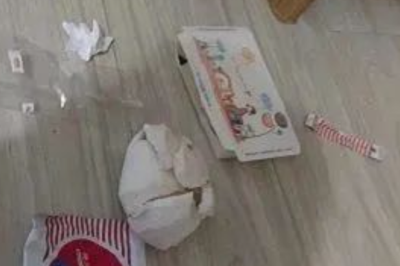 狗子趁主人不在偷翻垃圾桶，被骂一脸无辜：私密马赛爸爸酱～
