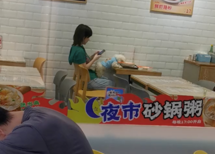 女子带狗狗在餐馆吃饭，竟让狗狗上桌舔碗，太没有素质了吧！