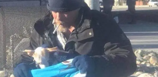 主人车窗丢出吉娃娃，流浪汉快速救下狗狗，将唯一的温暖都给它