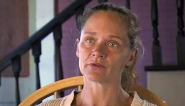 牧羊犬站公路一直对路人犬吠，路人跟上一看热泪盈眶