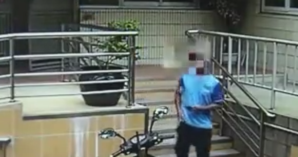 外卖员2棍打死流浪猫，居民气愤报警，男子：跟老婆吵架了想发泄