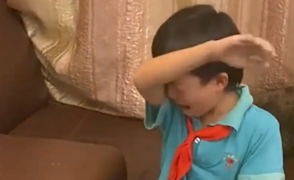 云南一男孩刚养的仓鼠被狗咬死，当场崩溃大哭，一个细节让人心疼