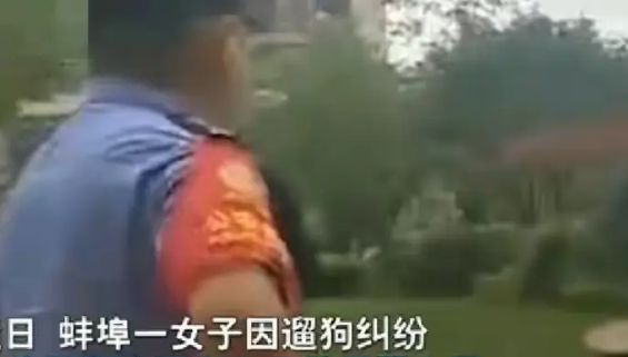 女子遛狗不拴狗绳，吓到孩子，称几千万赔的起，引众怒 