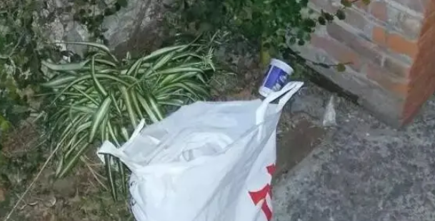 狗狗不断向一个塑料袋叫，主人吓得赶紧报警！ 