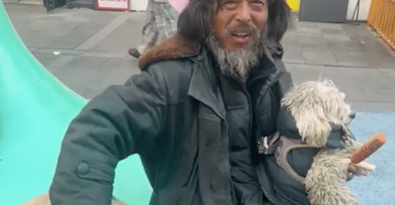 女士想给狗喂食物，却遭到流浪汉拒绝：食物我要先吃一遍，怕有毒