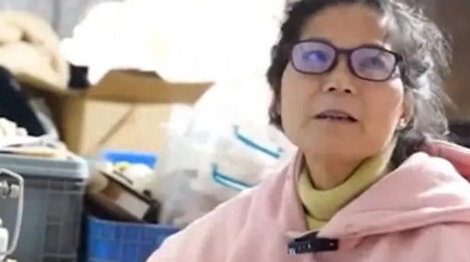 大学老师卖房救助流浪狗20年：值得 愿与狗一起变老
