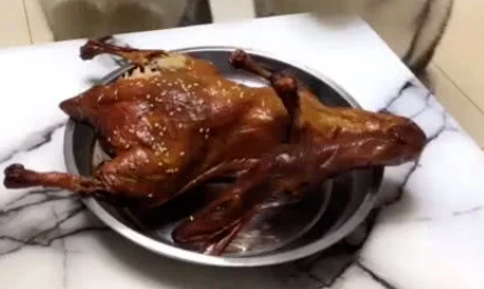主人让哈士奇看着烤鸭，上个厕所回来，鸭子不见了，盘子也没了