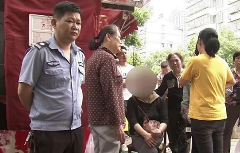 被房东的狗咬伤，男子挥刀将狗砍死！