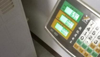 小奶狗早上称重6斤，吃饱饭6.5斤，晚上变6.9斤，还捂肚皮不让看