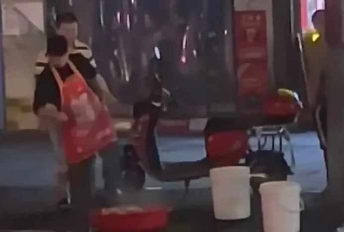 武汉一餐饮店店员当街虐狗引热议，有市民前往该店表达不满