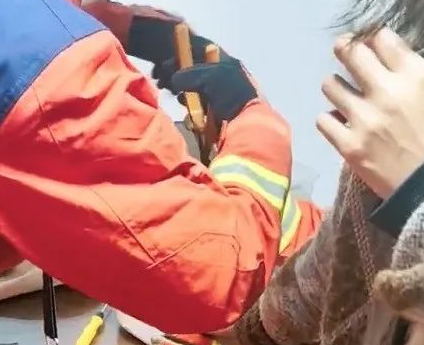 尴尬！女子喂猫将手指“喂”给自动猫粮机 消防队员上门破拆