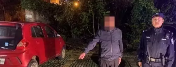 被盗宠物狗失而复得 女主人送诙谐锦旗点赞民警“救我‘狗’命”